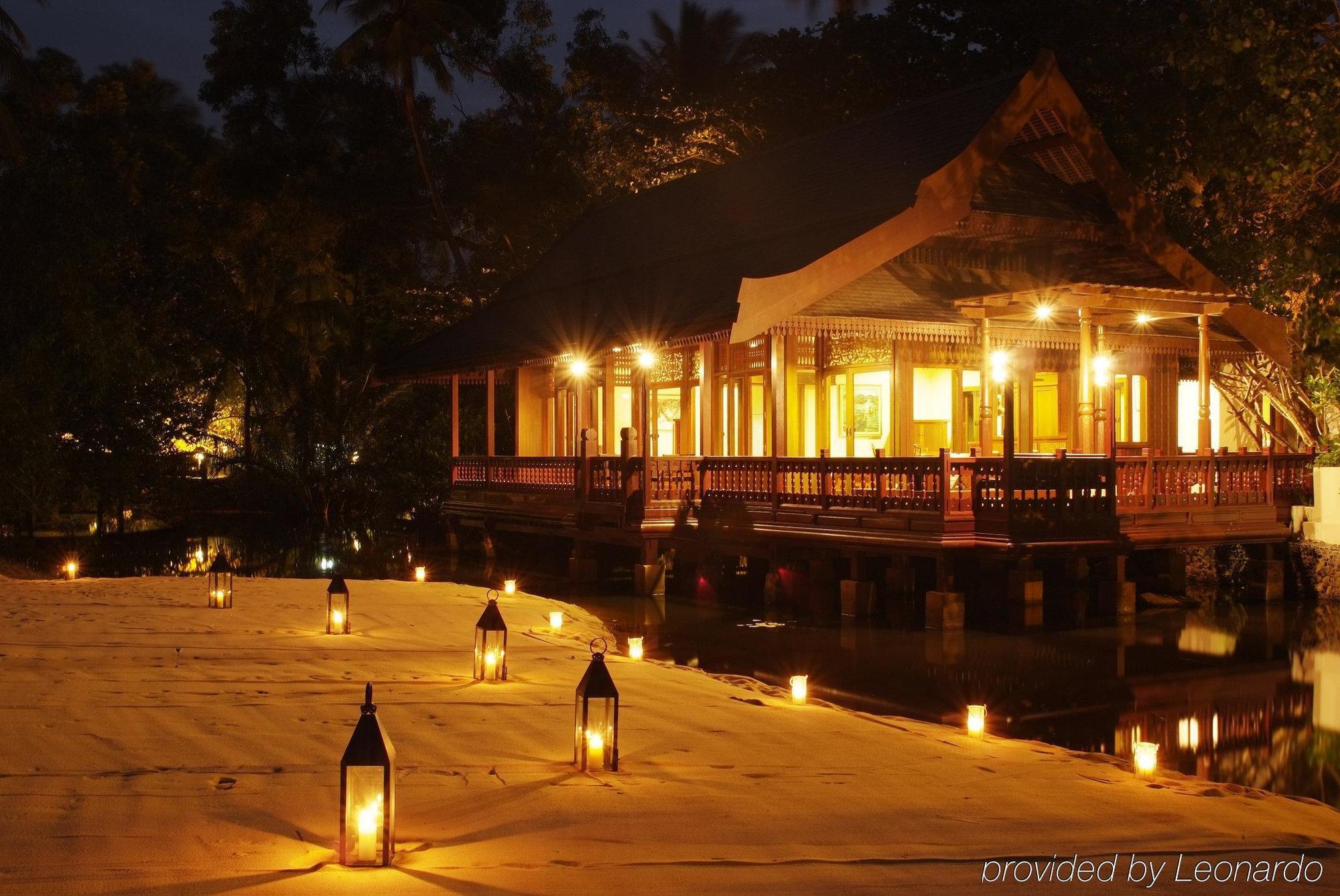 Tanjong Jara Resort, Terengganu - A Small Luxury Hotels Of The World Dungun Pokoj fotografie The resort at night