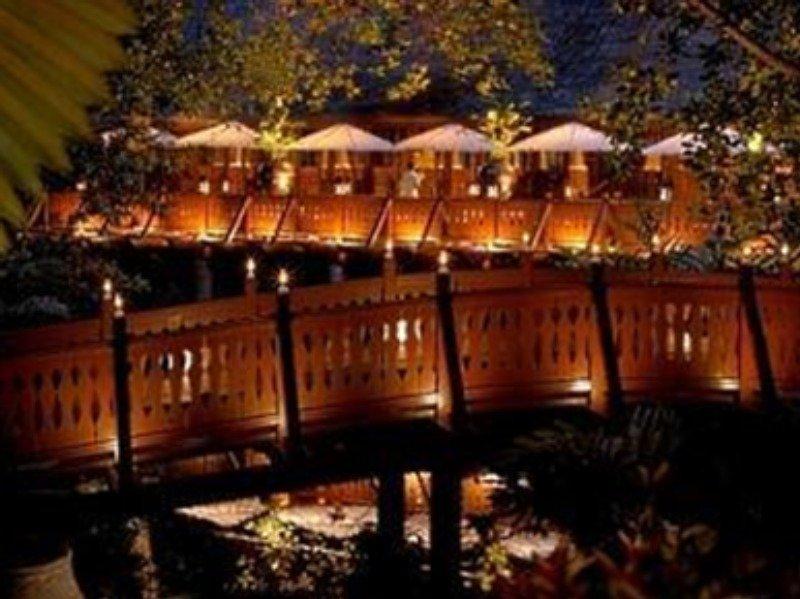 Tanjong Jara Resort, Terengganu - A Small Luxury Hotels Of The World Dungun Exteriér fotografie The restaurant at night